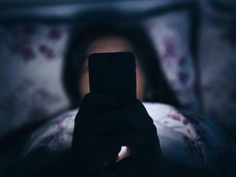 چگونه عادت استفاده از تلفن همراه پیش از خواب را کنار بگذاریم؟
